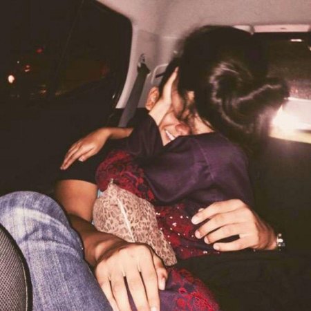 Парень с девушкой в машине без лица