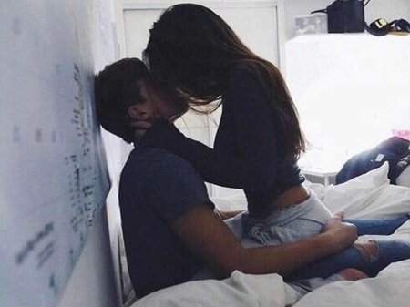 Девушка сидит на парне