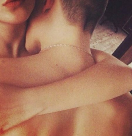 Парень с девушкой без лица