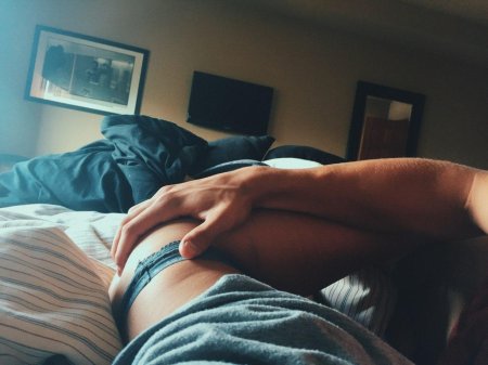 Парень и девушка в кровати