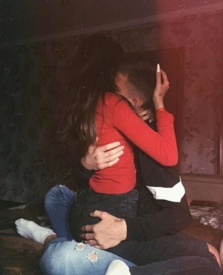 Парень с девушкой без лица