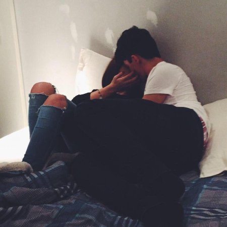 Девушка с парнем обнимаются без лица