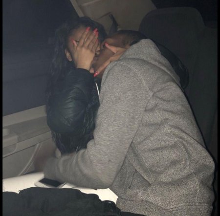 Парень с девушкой в обнимку со спины