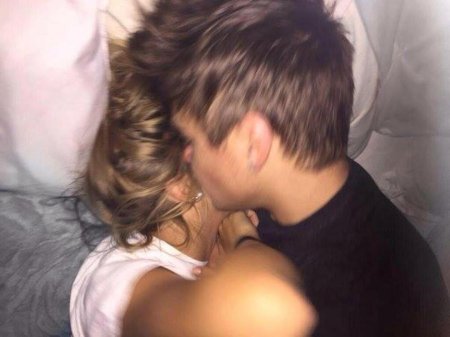 Блондинка с парнем обнимаются