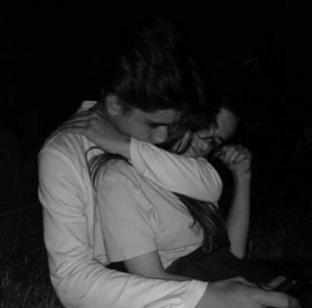 Парень и девушка обнимаются