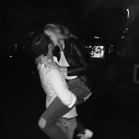 Блондинка с парнем без