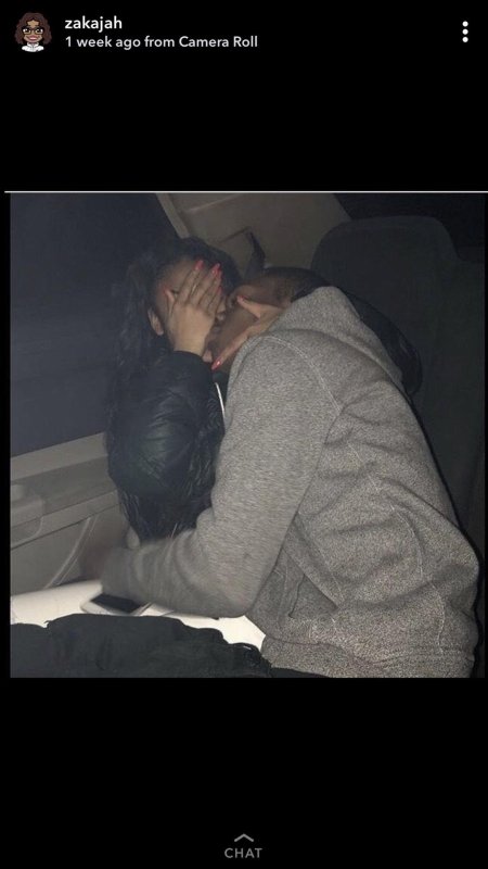 Парень с девушкой в обнимку со спины