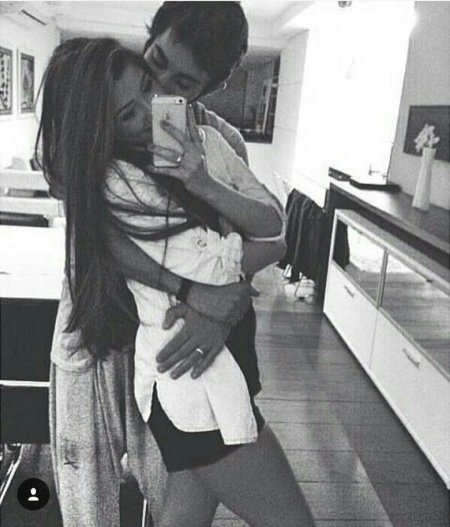 Парень с девушкой селфи