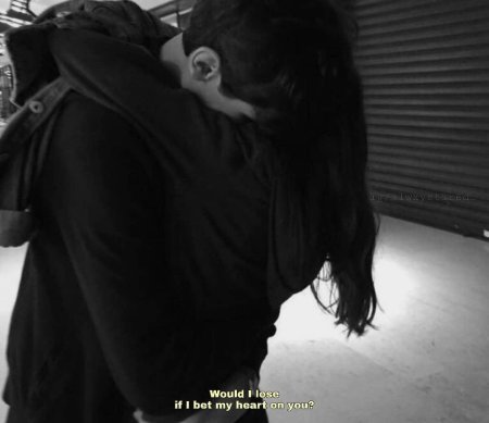 Девушка с черными волосами с парнем