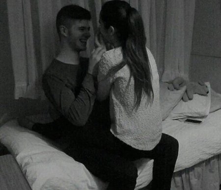 Парень с девушкой дома