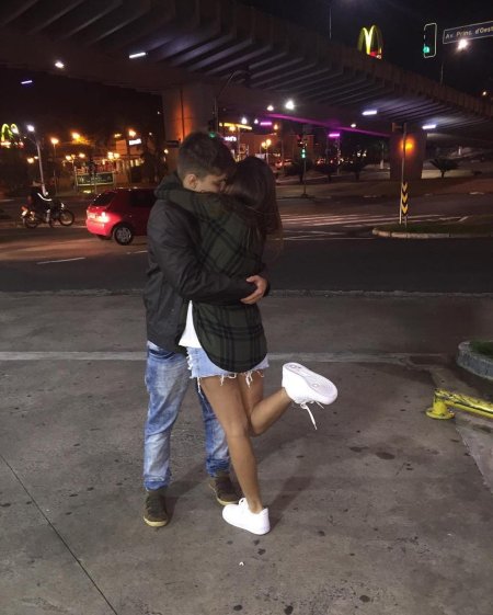 Парень с девушкой ночью