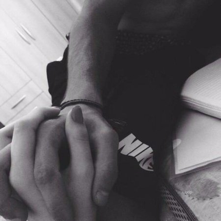 Девушка на руках у парня