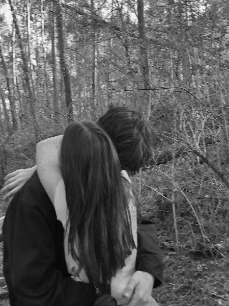 Парень с девушкой без лица