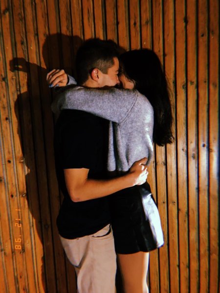 Парень обнимает девушку