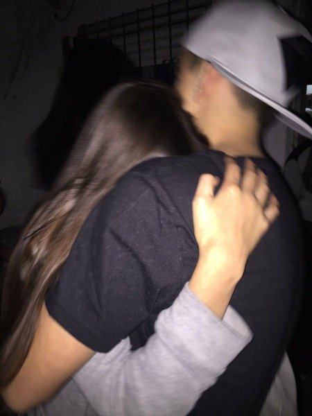 Парень с девушкой без лица