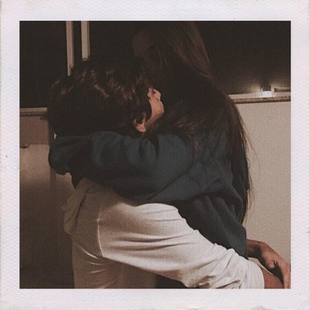 Пары обнимаются