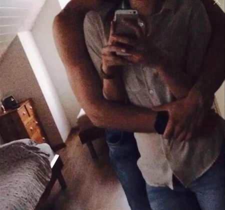 Девушка с парнем без лица