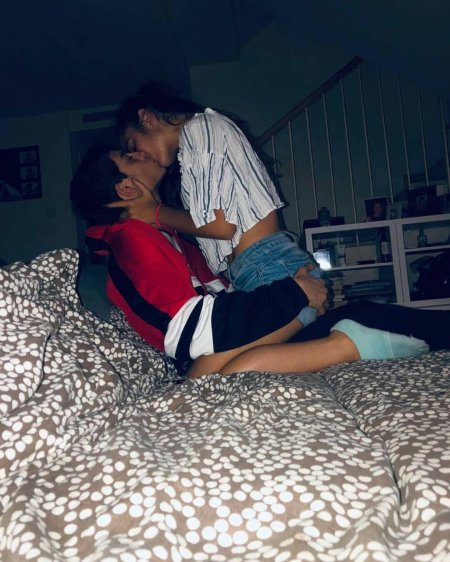 Милые парочки подростков на кровати