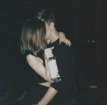 Девушка с каре с парнем