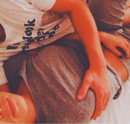 Парень и девушка в кровати селфи