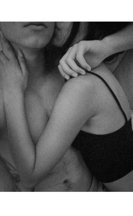 Парень с девушкой селфи