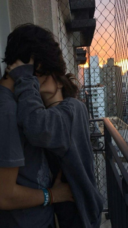 Парень обнимает девушку