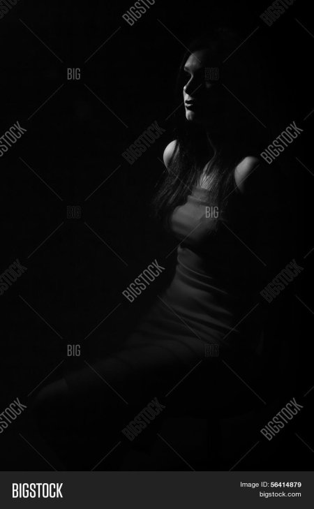 Красивая фигура девушки в темноте