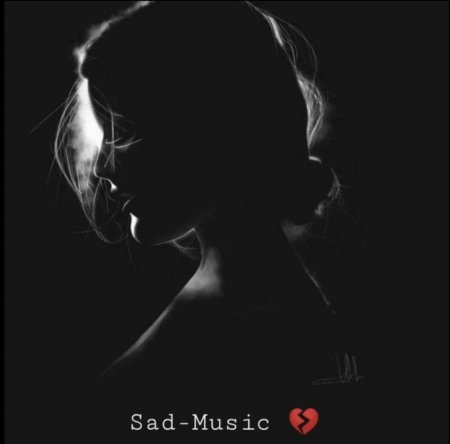 Женское лицо на темном фоне