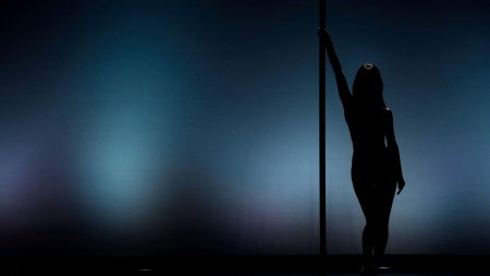 Девушка в темноте