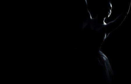 Силуэт девушки на темном фоне