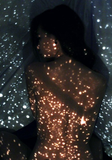 Девушка с гирляндой в темноте