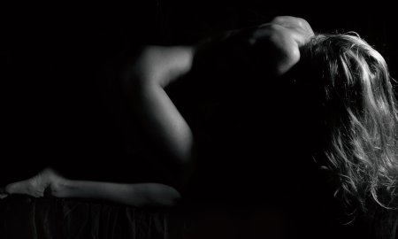 Женские ноги в темноте