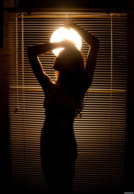 Женский силуэт в темноте