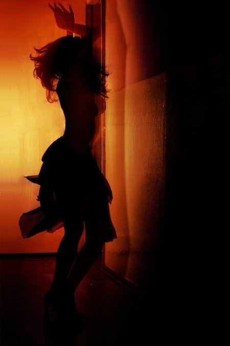 Танцующая девушка