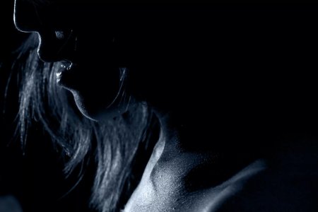 Красивая девушка в темноте