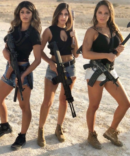 Девушка с оружием