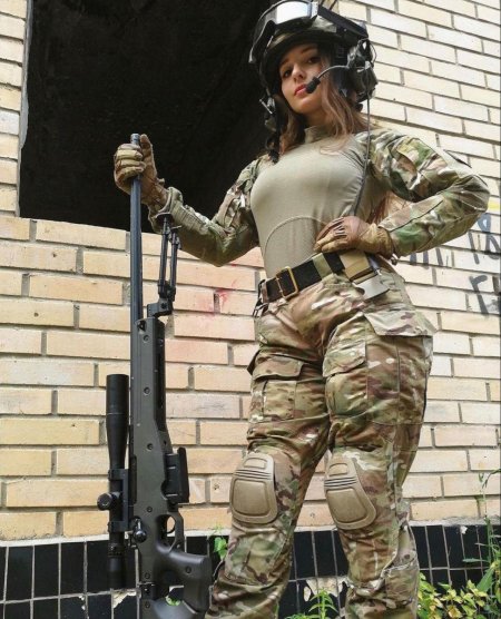 Елена Делигиоз в военной форме