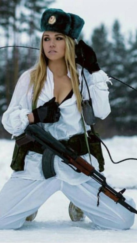 Девушка с автоматом