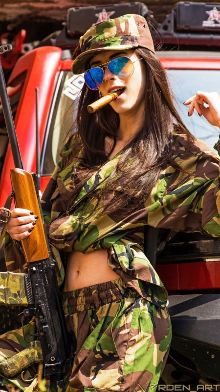 Девушка с оружием