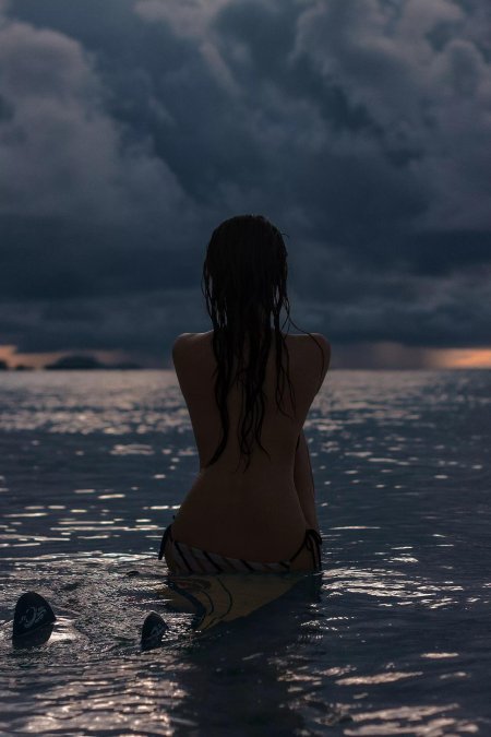 На море девушка