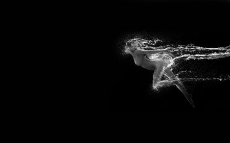 Силуэт девушки на темном фоне