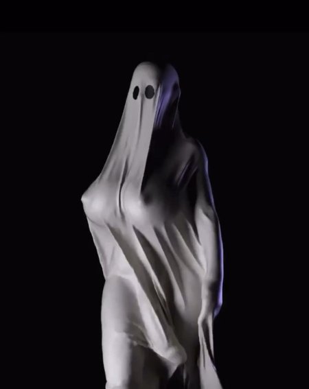 Девушка в костюме привидения