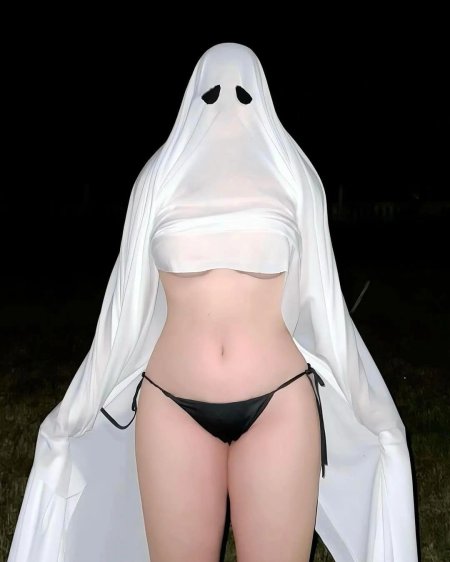 Девушка в костюме призрака