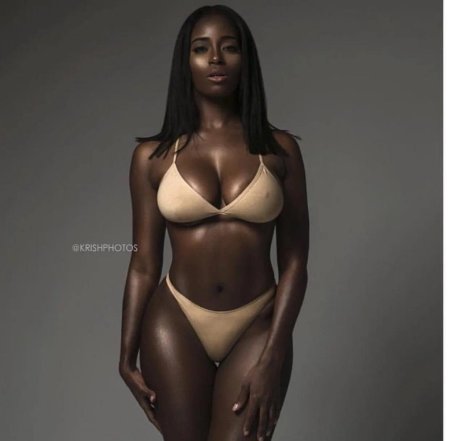 Лола Чуил в купальнике