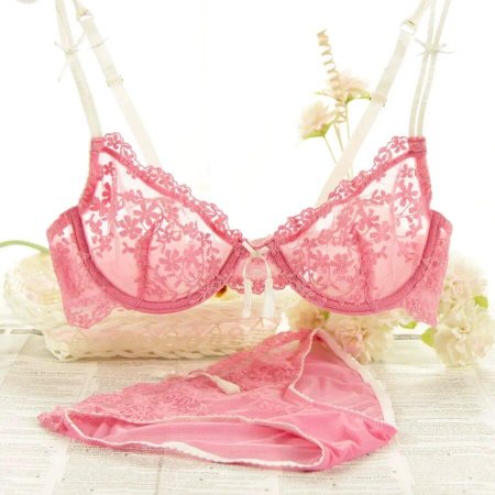 Розовое кружевное бельё