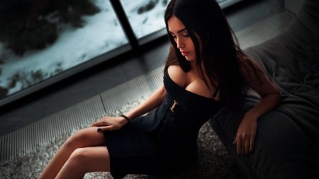 Шикарная брюнетка