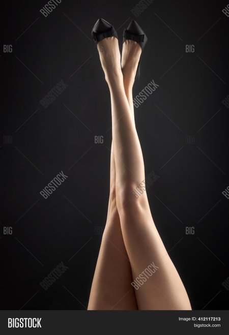 Красивые позы женских ног