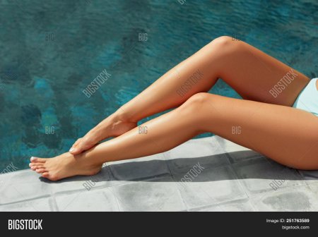 Женские ножки возле бассейна