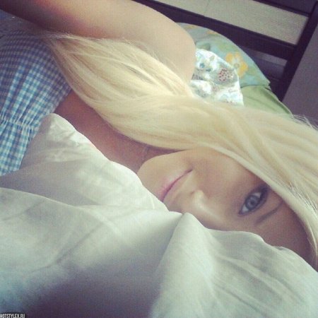 Девушка блондинка селфи