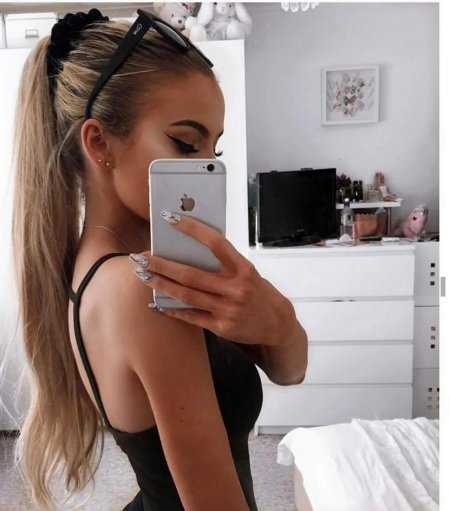 Блондинка селфи